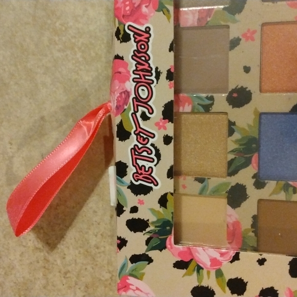 Betsey Johnson Eyeshadow kit - Picture 3 of 9